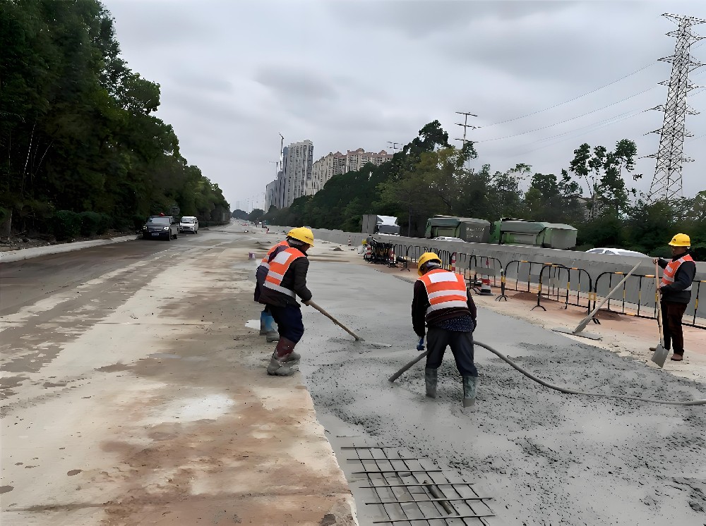 路面鋪設(shè)選什么樣的混凝土輸送設(shè)備更合適？